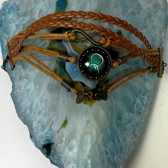 🆕 NWT Butterfly Infinity Multi-Layer Charm Clasp Fashion Bracelet - Picture 2 of 9